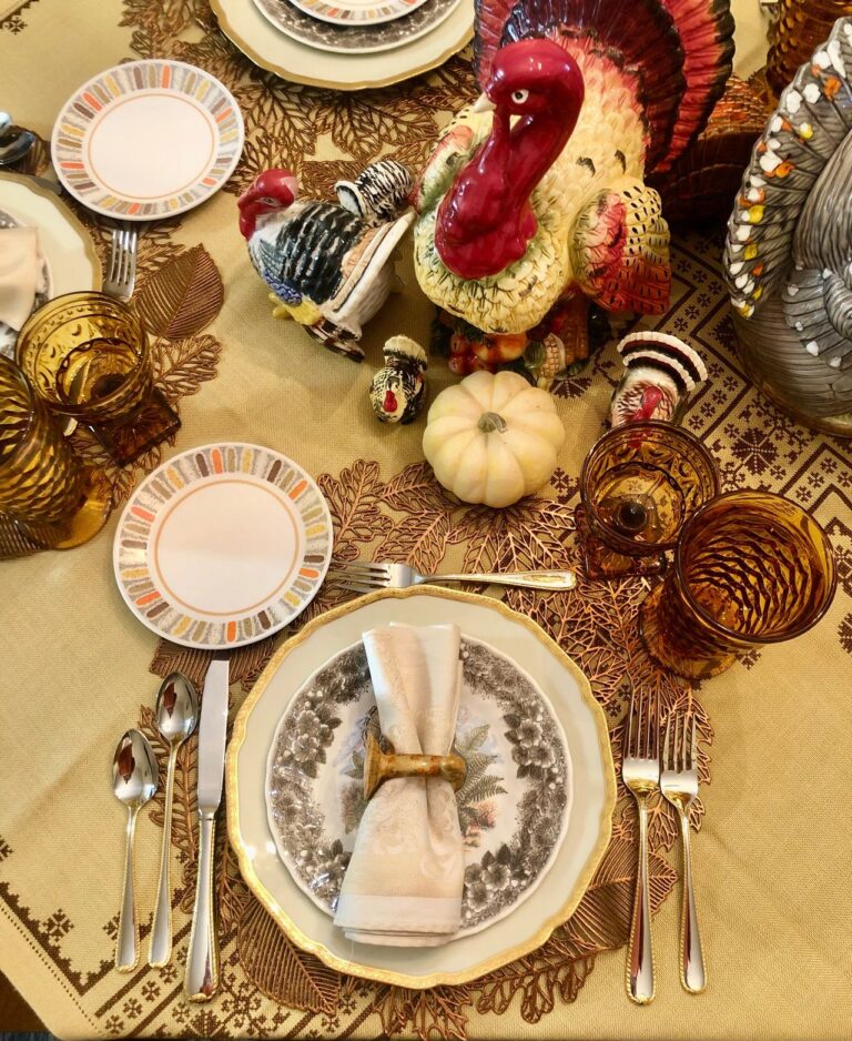 THANKSGIVING TABLESCAPES FOR A NOSTALGIC, WELCOMING LOOK